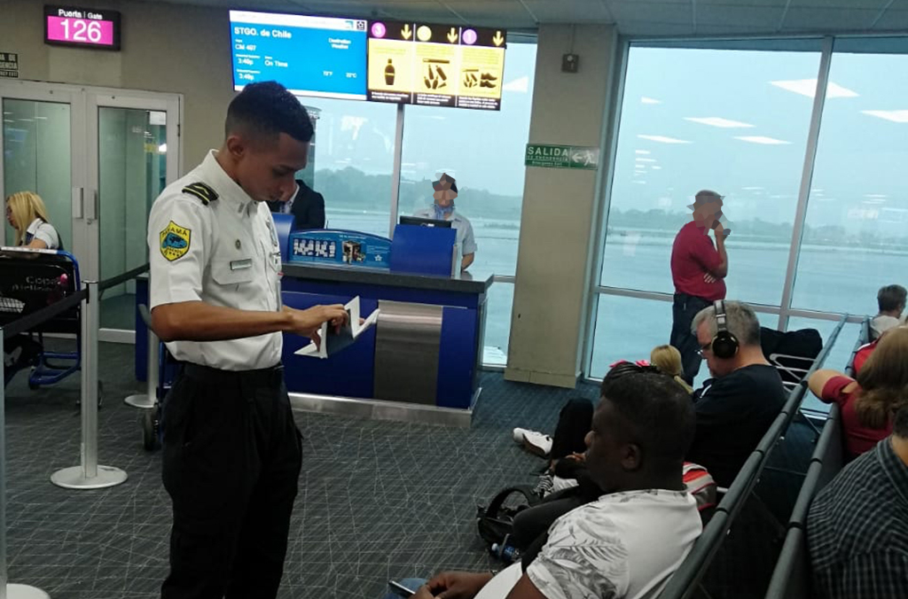 Control en el aeropuerto en Panamá